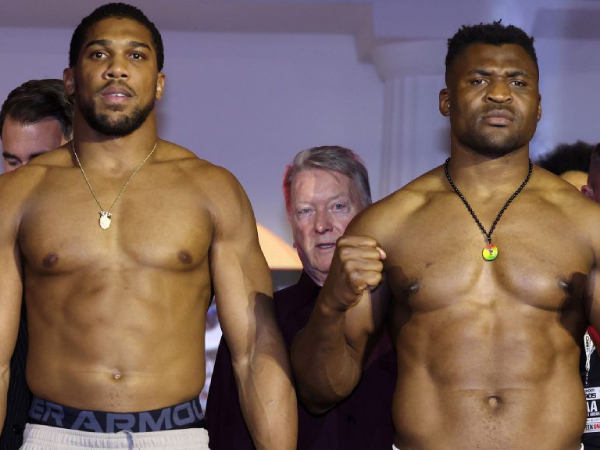 Anthony Joshua (kiri) dan Francis Ngannou. (Foto: Ring TV)