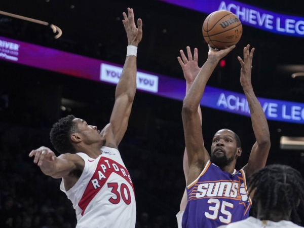 Kevin Durant (kanan) mencetak 35 poin saat Phoenix Suns mengalahkan Toronto Raptors 120-113 pada Kamis (7/3) malam. (Foto: AP)