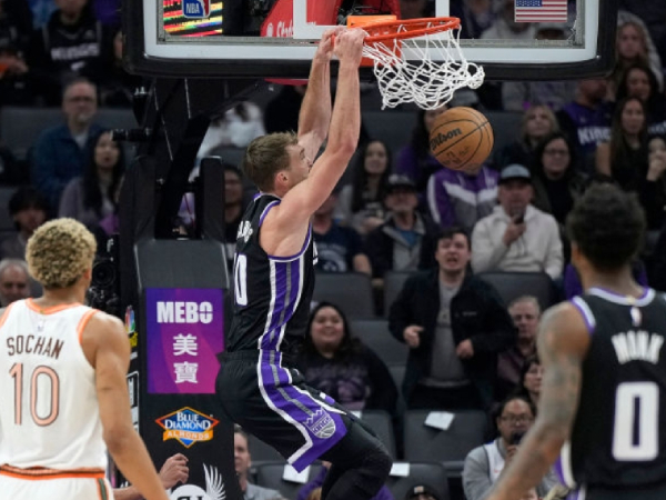Dunk Domantas Sabonis dengan 7,7 detik tersisa menentukan kemenangan Sacramento Kings atas San Antonio Spurs 131-129 pada Kamis (7/3) malam. (Foto: AP)