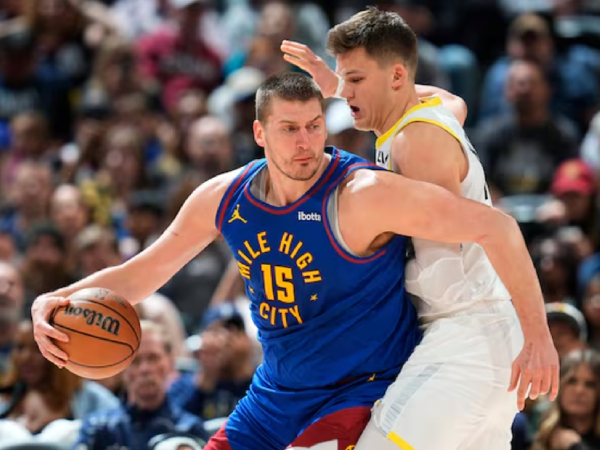 Nikola Jokic (kiri) mencetak 26 poin saat Denver Nuggets melibas Utah Jazz 142-121 pada Sabtu (9/3) malam. (Foto: AP)