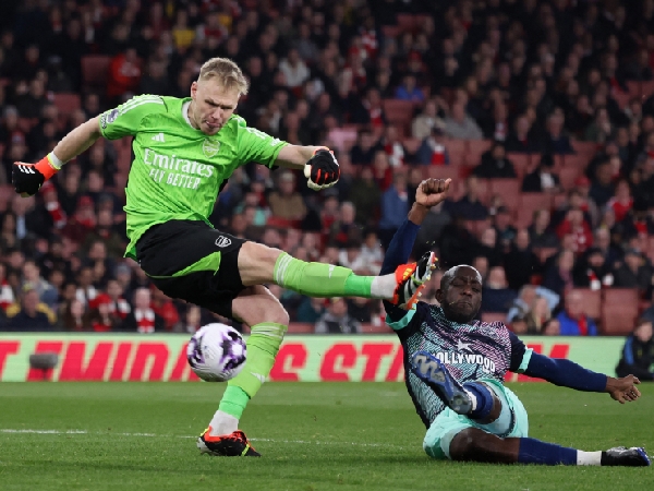 Penjaga gawang Arsenal, Aaron Ramsdale, melakukan blunder fatal saat melawan Brentford