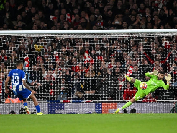 Momen Galeno gagal mengeksekusi penalti, yang sudah diprediksi oleh Thierry Henry