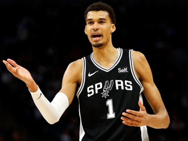 Victor Wembanyama Tak Masalah Kena Poster Jackson-Davis