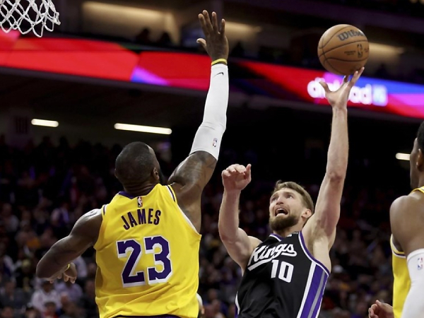 Domantas Sabonis (kanan) mencetak triple-double saat Sacramento Kings mengalahkan Los Angeles Lakers 120-107 pada Rabu (13/3) malam. (Foto: AP)