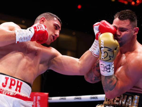 Justis Huni (kiri) mengalahkan Kevin Lerena di Arab Saudi akhir pekan lalu. (Foto: Matchroom Boxing)