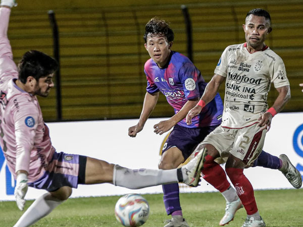 Gelandang Rans Nusantara FC, Mitsuru Maruoka mencetak gol ke gawang Bali United