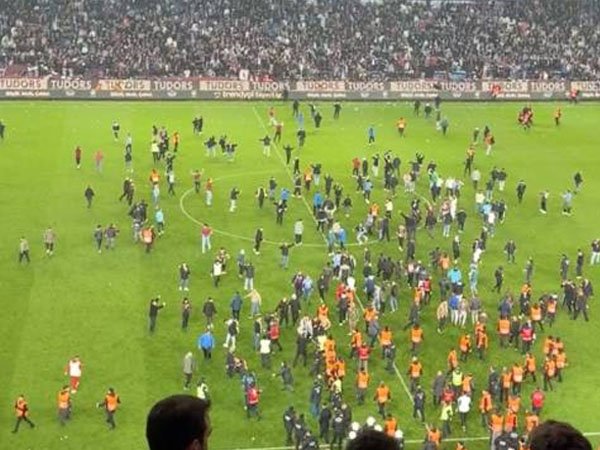 Serbu Lapangan, Fans Trabzonspor Tidak Terima Kekalahan Dari Fenerbahce