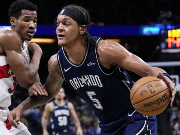 Paolo Banchero (kanan) mencetak 29 poin saat Orlando Magic mengalahkan Toronto Raptors 111-96 pada Minggu (17/3) malam. (Foto: AP)