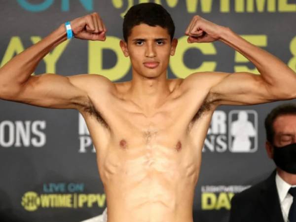 Sebastian Fundora dinilai akan lebih menyulitkan Tim Tszyu karena bergaya kidal dan berpostur jangkung. (Foto: Ring TV)