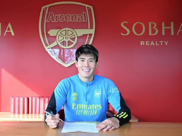 Takehiro Tomiyasu memperpanjang kontrak di Arsenal hingga 2026