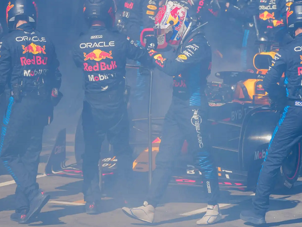 Masalah rem buat Max Verstappen gagal finish di GP Australia.