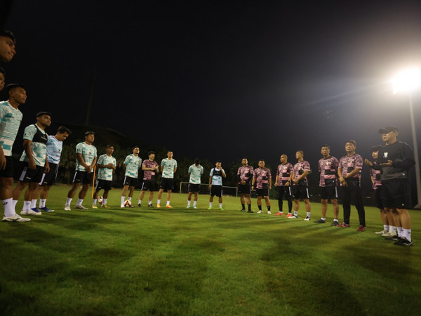 Latihan timnas Indonesia di Hanoi