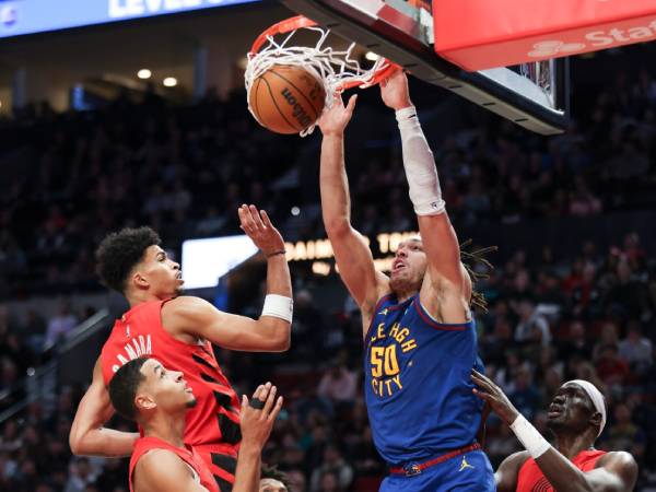 Aaron Gordon (tengah) mengemas 22 poin saat Denver Nuggets mengalahkan Portland Trail Blazers 114-111 pada Sabtu (23/3) malam. (Foto: AP)