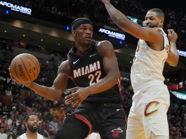 Jimmy Butler (kiri) mencetak 15 poin saat Miami Heat mengalahkan Cleveland Cavaliers 121-84 pada Minggu (24/3) malam. (Foto: AP)