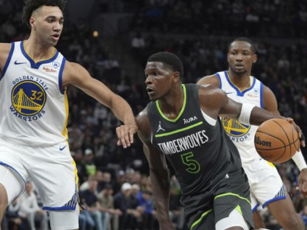 Anthony Edwards (kanan) mencetak 23 poin saat Minnesota Timberwolves menang 114-110 atas Golden State Warriors pada Minggu (24/3) malam. (Foto: AP)