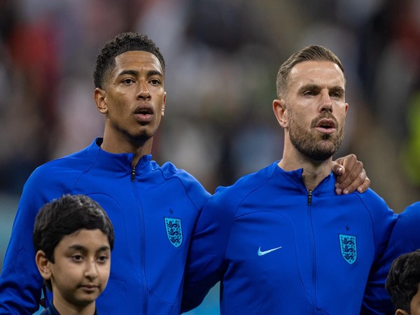 Jude Bellingham menjadikan sosok Jordan Henderson sebagai panutannya di Timnas Inggris / via Getty Images