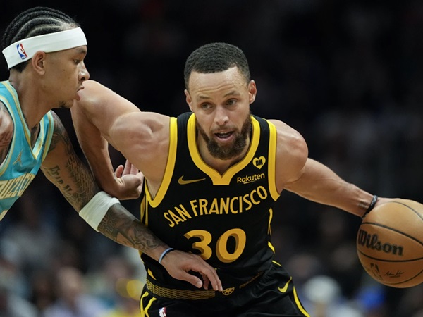 Steph Curry Pimpin Warriors Mengalahkan Hornets