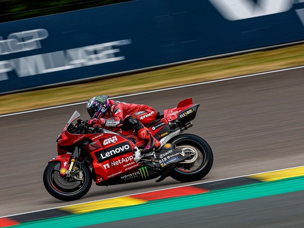 Davide Tardozzi minta Enea Bastianini lebih agresif lagi.