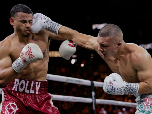 Isaac Cruz (kanan) mendaratkan pukulan pada Rolando Romero. (Foto: Premier Boxing Champions)