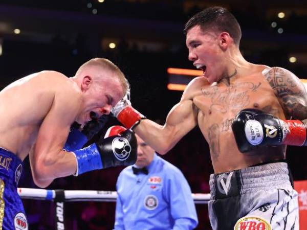 Oscar Valdez (kanan) mendaratkan pukulan terhadap Liam Wilson. (Foto: ESPN)