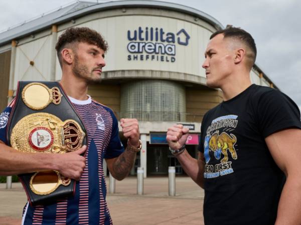 Leigh Wood (kiri) dan Josh Warrington berdiri di depan City Ground. (Foto: Ring TV)