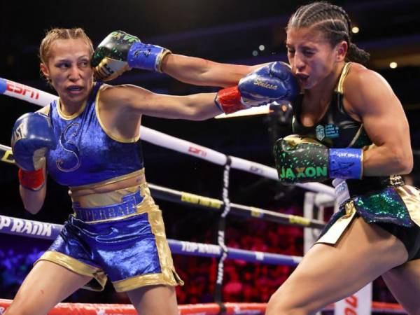 Seniesa Estrada (kanan) mengalahkan Yokasta Valle setelah bertarung 10 ronde. (Foto: ESPN)