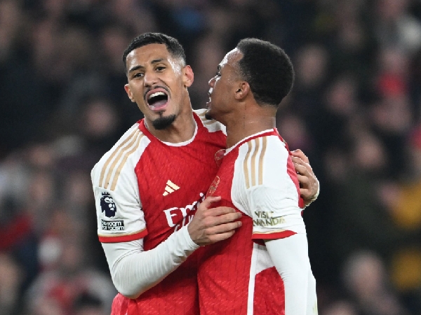 William Saliba dan Gabriel Magalhaes berdiri kokoh di jantung pertahanan Arsenal