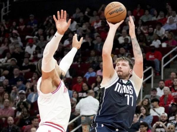 Luka Doncic (kanan) mencetak 47 poin saat Dallas Mavericks mengalahkan Houston Rockets 125-107 pada Minggu (31/3) malam. (Foto: AP)