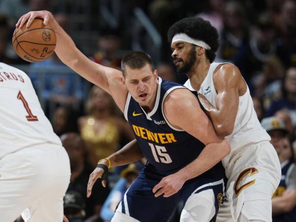 Nikola Jokic (kiri) mengoleksi 26 poin, 18 rebound dan 16 assist saat Denver Nuggets mengalahkan Cleveland Cavaliers 130-101 pada Minggu (31/3). (Foto: AP)
