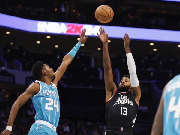 Paul George (kanan) mencetak 41 poin saat Los Angeles Clippers mengalahkan Charlotte Hornets 130-118 pada Minggu (31/3) malam.
