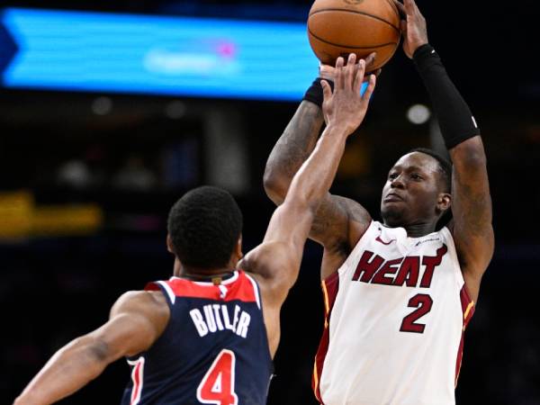 Terry Rozier III (kanan) mencetak 27 poin saat Miami Heat mengalahkan Washington Wizards 119-107 pada hari Minggu (31/3) malam. (Foto: AP)