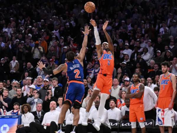 Shai Gilgeous-Alexander (kanan) melakukan tembakan kemenangan saat Oklahoma City Thunder menang 113-112 atas New York Knicks pada Minggu (31/3). (Foto: AP)