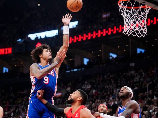 Kelly Oubre Jr (kiri) mencetak 32 poin saat Philadelphia 76ers mengalahkan Toronto Raptors 135-120 pada hari Minggu (31/3). (Foto: AP)
