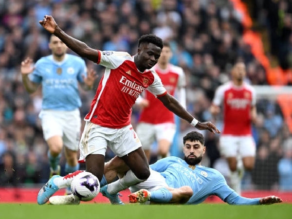 Bintang Arsenal, Bukayo Saka, tidak dapat menyelesaikan pertandingan melawan Manchester City