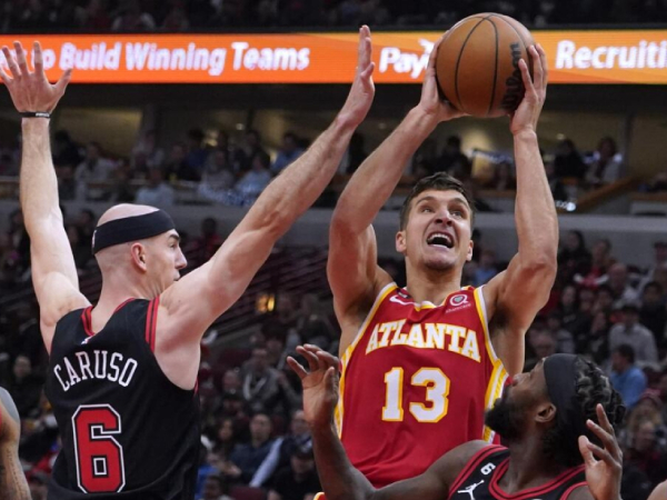 Bogdan Bogdanovic (kanan) mencetak 20 poin saat Atlanta Hawks mengalahkan Chicago Bulls 113-101 pada Senin (1/4) malam. (Foto: AP)