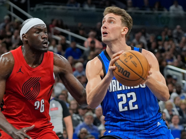 Franz Wagner (kanan) mencetak 20 poin saat Orlando Magic menang 104-103 atas Portland Trail Blazers pada Senin (1/4) malam. (Foto: AP)