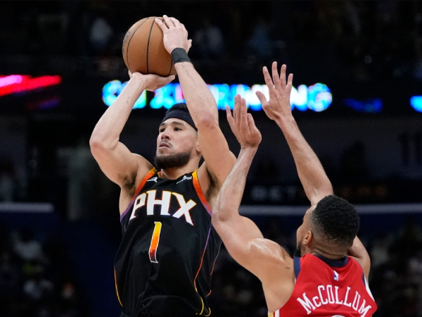 Devin Booker (kiri) mencetak 52 poin saat Phoenix Suns menang 124-111 atas tuan rumah New Orleans Pelicans pada Senin (1/4) malam. (Foto: AP)