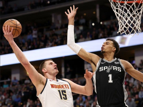 Nikola Jokic (kiri) mencetak 42 poin saat Denver Nuggets menang 110-105 atas San Antonio Spurs pada Selasa (2/4) malam.