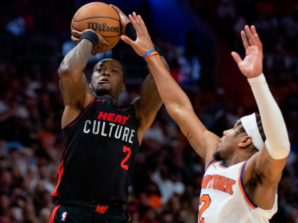 Terry Rozier (kiri) mencetak 34 poin saat Miami Heat mengalahkan New York Knicks 109-99 pada Selasa (2/4) malam. (Foto: AP)