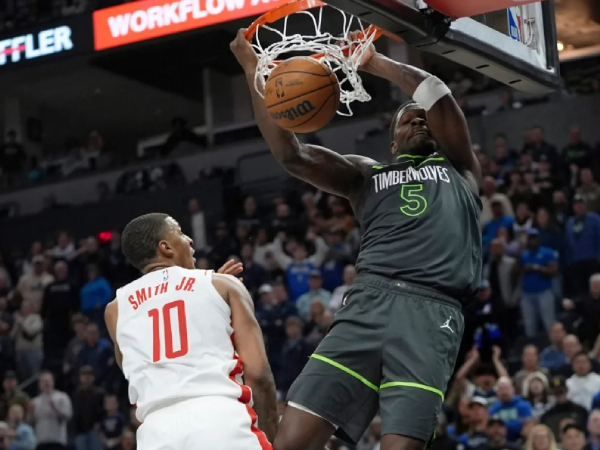 Anthony Edwards (kanan) mencetak 19 poin saat Minnesota Timberwolves menang 113-106 atas Houston Rockets pada Selasa (2/4) malam. (Foto: AP)