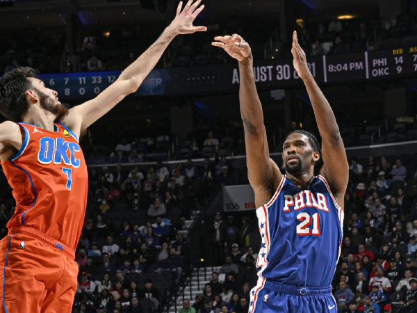 Joel Embiid (kanan) mencetak 24 poin saat Philadelphia 76ers meraih kemenangan 109-105 atas Oklahoma City Thunder pada Selasa (2/4) malam. (Foto: AP)