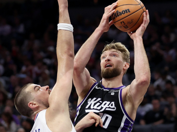 Domantas Sabonis (kanan) mengemas 22 poin, 20 rebound, dan sembilan assist saat Sacramento Kings mengalahkan Los Angeles Clippers 109-95 pada Selasa (2/4) malam. (Foto: AP)