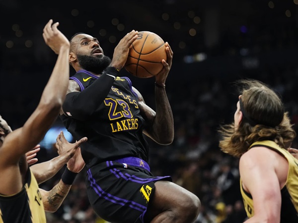 LeBron James Kembali Gendong Lakers untu Kalahkan Raptors