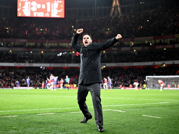 Mikel Arteta melakukan selebrasi saat Arsenal mengalahkan Liverpool 3-1 di Emirates Stadium pada 4 Februari