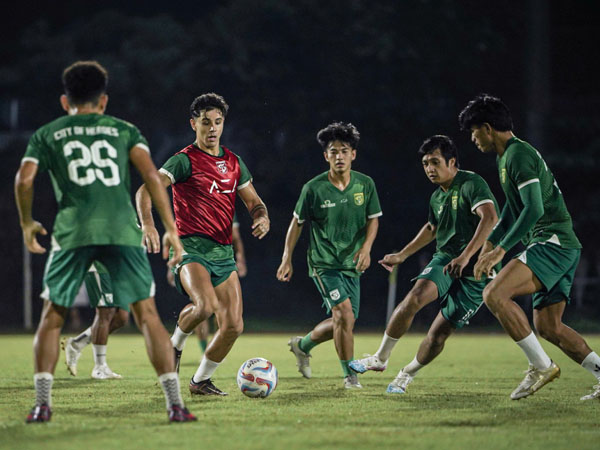 Latihan skuat Persebaya Surabaya di masa jeda kompetisi