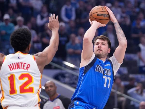Luka Doncic (kanan) mencetak 25 poin saat Dallas Mavericks menang 109-95 atas Atlanta Hawks pada Kamis (4/4) malam. (Foto: AP)
