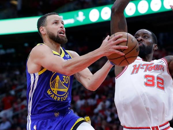 Steph Curry (kiri) mencetak 29 poin saat Golden State Warriors menang 133-110 atas Houston Rockets pada Kamis (4/4) malam. (Foto: AP)
