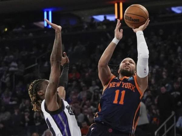 Jalen Brunson (kanan) mengemas 35 poin saat New York Knicks mengalahkan Sacramento Kings 120-109 pada Kamis (4/4) malam. (Foto: AP)
