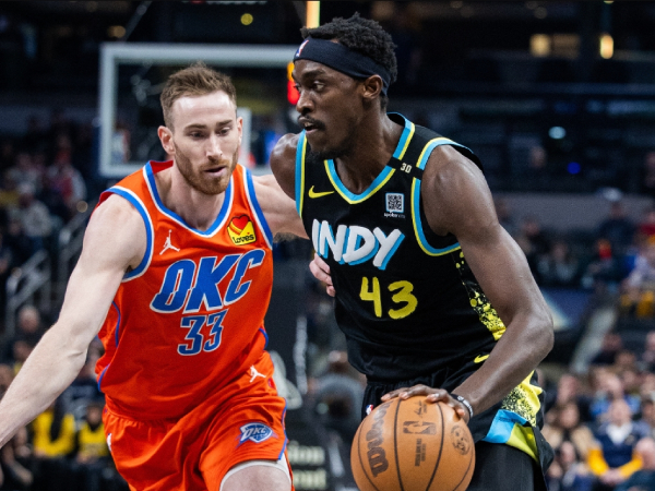 Pascal Siakam (kanan) mencetak 21 poin saat Indiana Pacers mengalahkan Oklahoma City Thunder 126-112 pada Jumat (5/4) malam. (Foto: AP)