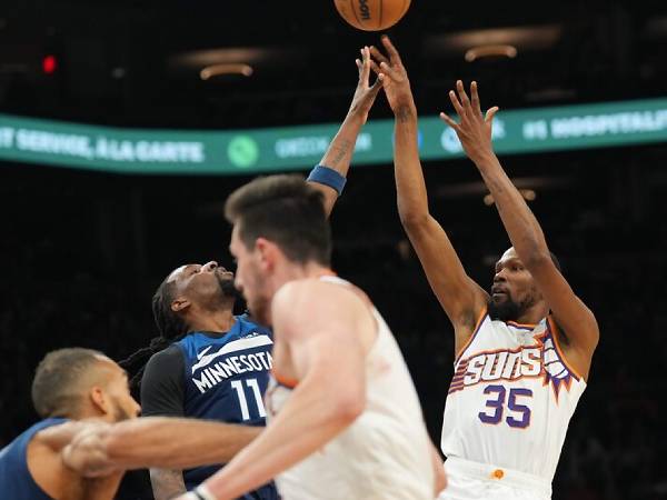 Kevin Durant (kanan) mencetak 22 poin saat Phoenix Suns menang 97-87 atas Minnesota Timberwolves pada Jumat (5/4) malam. (Foto: AP)